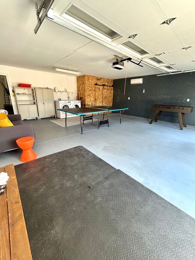 Building Photo - Furnished 3 Bedroom 2 Bathroom Home