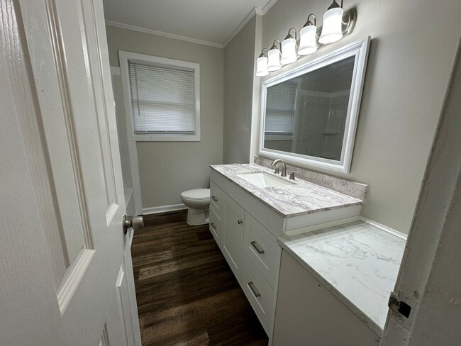 Building Photo - 2b/1b Duplex