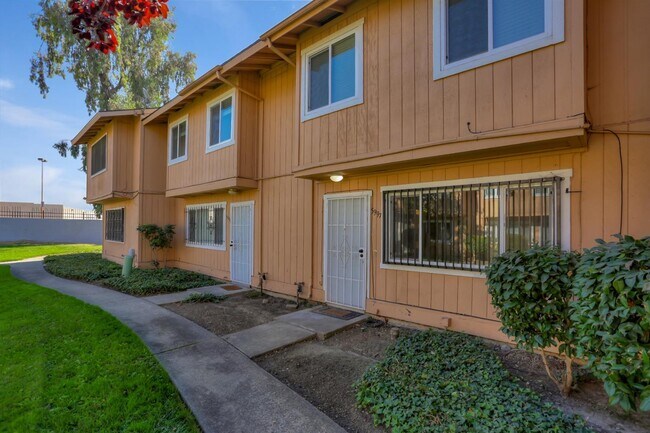 Building Photo - 5997 Bamford Dr
