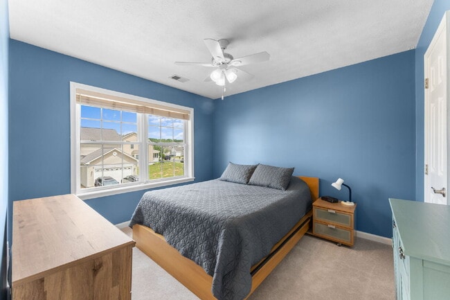 Building Photo - Welcome home to this well-maintained 4-bedroom, 2.5-bath home that offers space to grow!