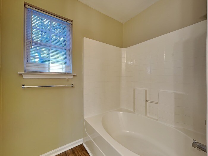 Building Photo - 2312 Juniper Dr