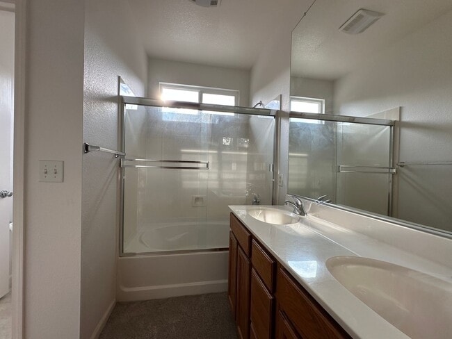Building Photo - 3 Bedroom 2 Bath Home