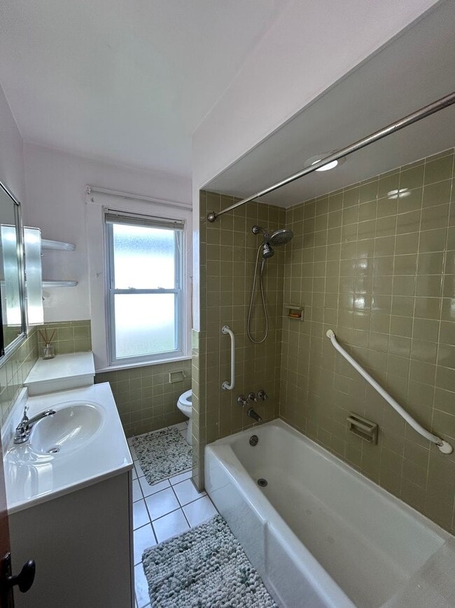 Building Photo - Spacious Single-Family Home w/Sunroom partially finished basment| Pet Friendly | Shaler