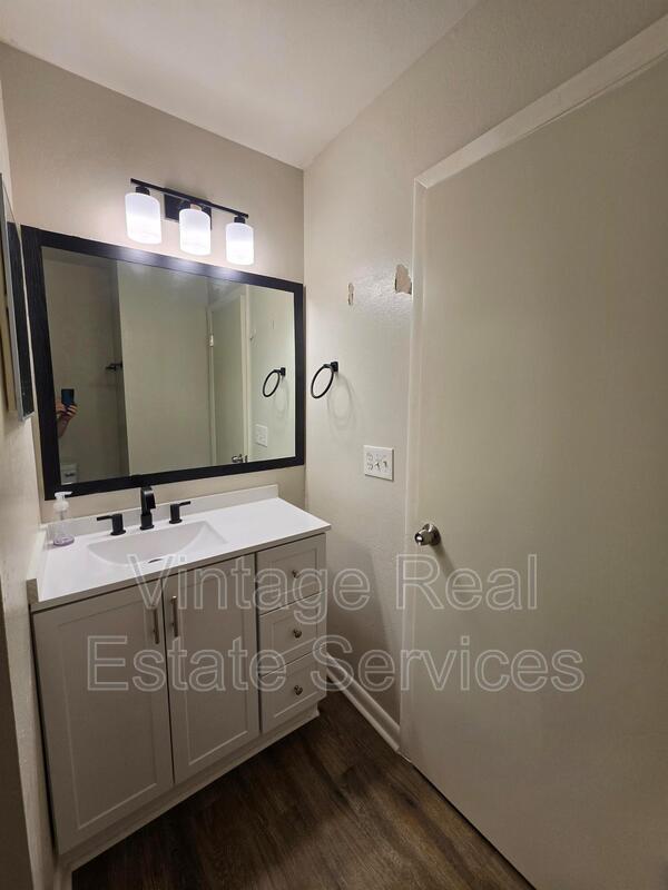 Building Photo - 851 Creekway Ct