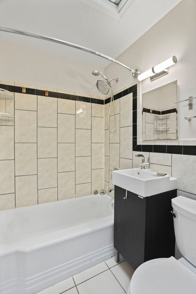 Building Photo - Brentwood Beauty