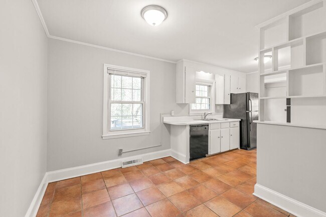 Building Photo - Cute 3-Bedroom Brick Ranch in Oakhurst!