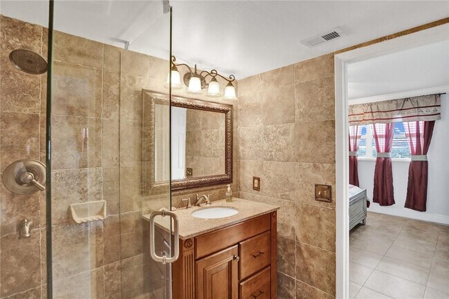 Building Photo - 1160 Hillsboro Mile