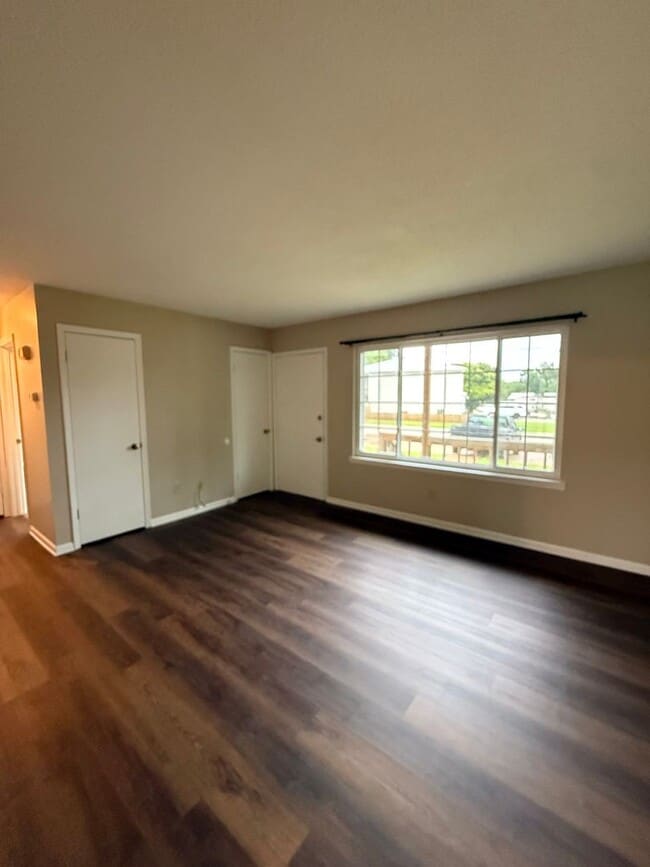 Building Photo - 205 Glenwood Ln