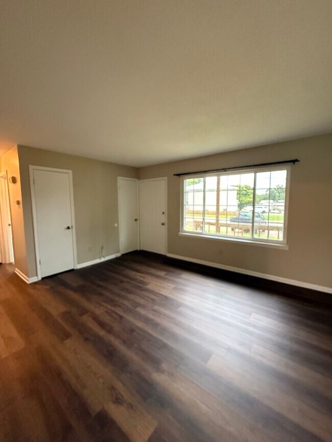 Building Photo - Available NOW-205 Glenwood Drive Apt 1- New LOOK