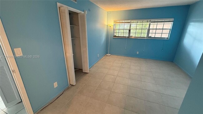 Building Photo - 2751 N Palm Aire Dr
