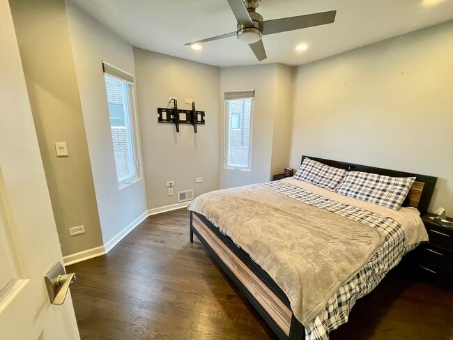 Building Photo - 3230 N Elston Ave