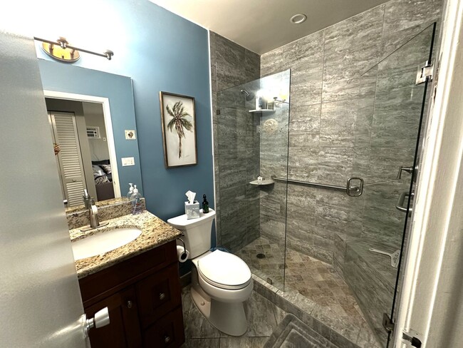 Building Photo - ANNUAL - Beachy 2 bed 1 bath condo near th...