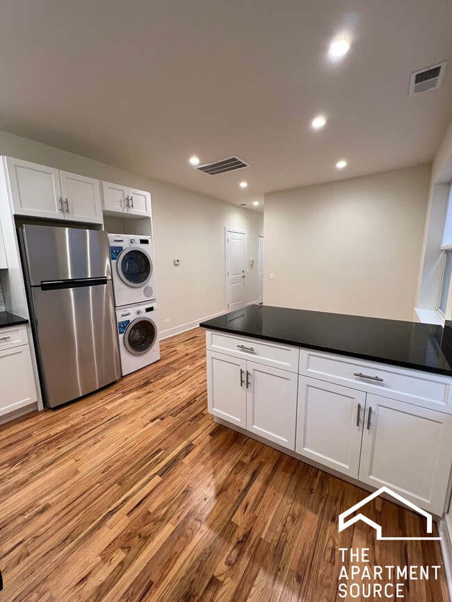 Building Photo - 3230 N Clark St