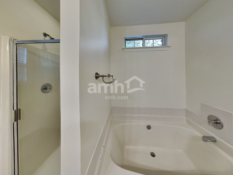 Building Photo - 5615 Waverly Lynn Ln