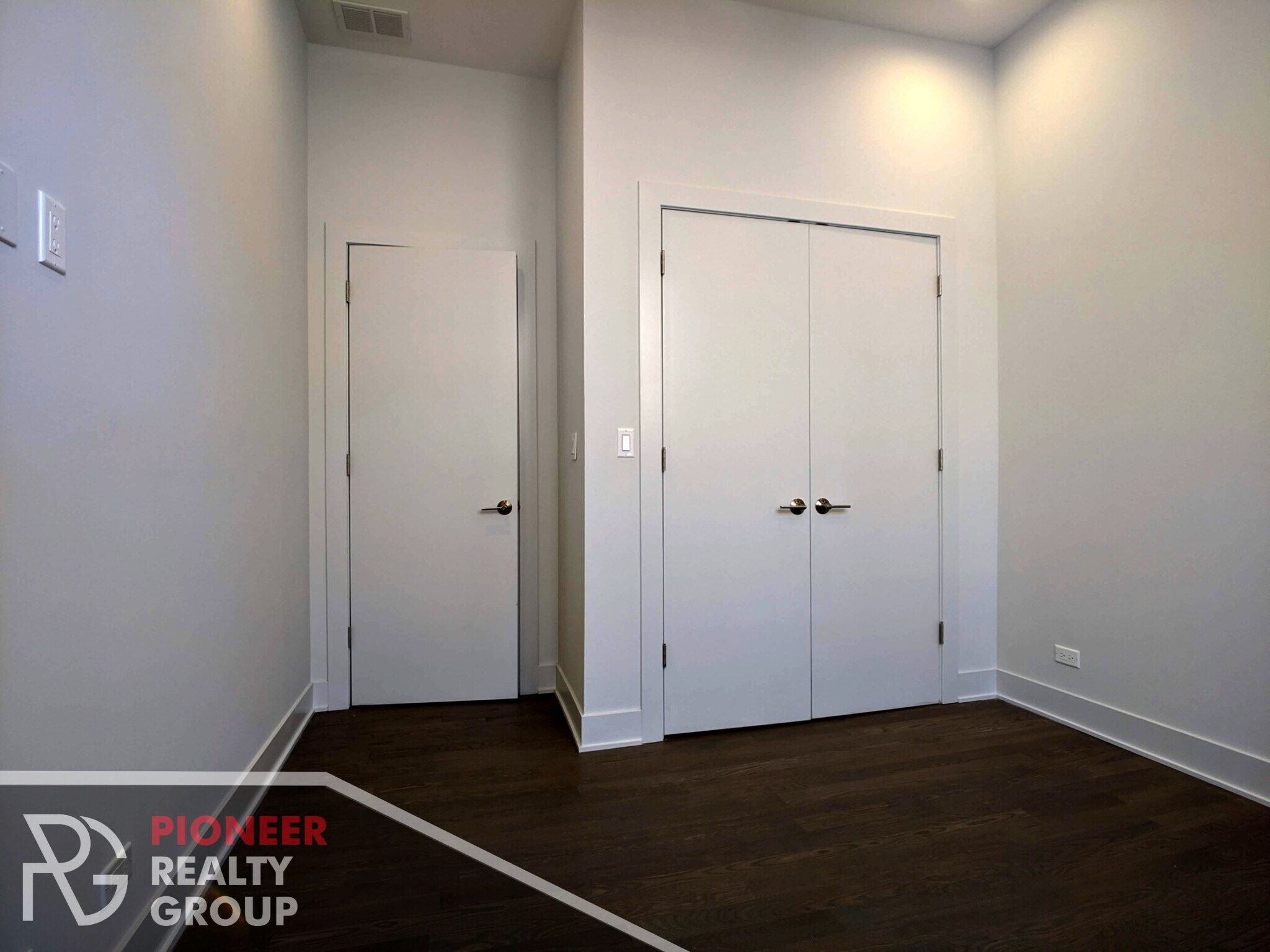 Building Photo - 2120 W Belmont Ave