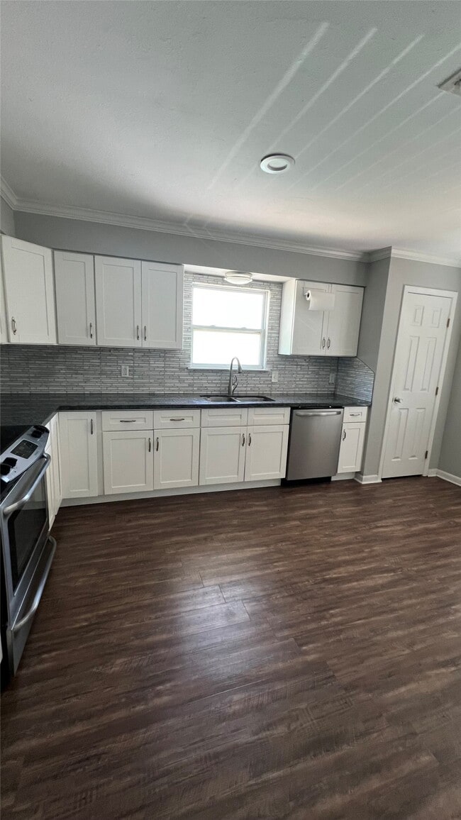 Building Photo - 5706 Avenue T