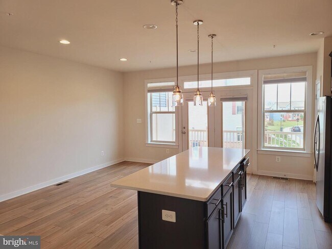Building Photo - 9001 Shady Pines Dr