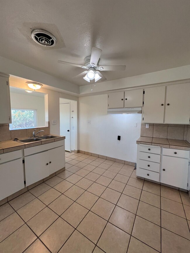 Building Photo - 9905 W Shaw Ave