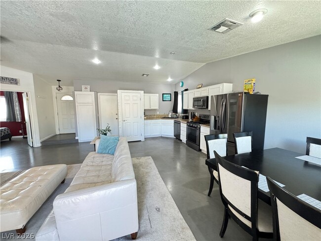 Building Photo - 7267 Sixshooter Dr