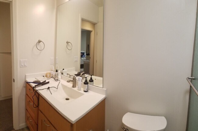 Building Photo - Immaculate 5 Bedroom 3 bath home with beautiful hill views!