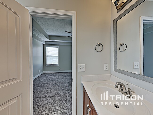 Building Photo - 531 Falkland Cir