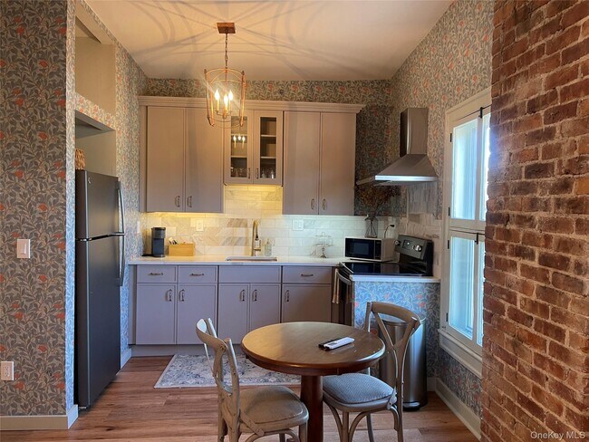 Building Photo - 1106 Main St