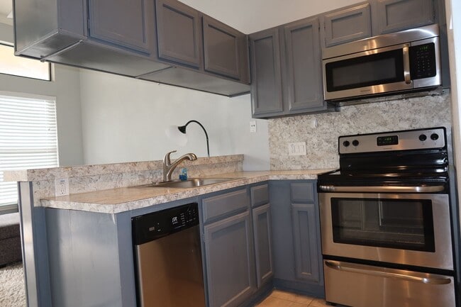 Building Photo - Wesdgewood West Campus - 1BD / !BA - 10 Ft Ceilings - Nodern Appliances - Gated - W/D -  $1000