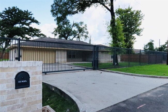 Building Photo - 13121 Unison Rd