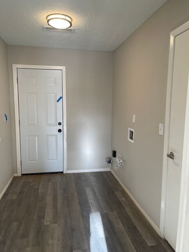 Building Photo - Charming 4-bedroom, 2-bathroom! Showings available NOW!