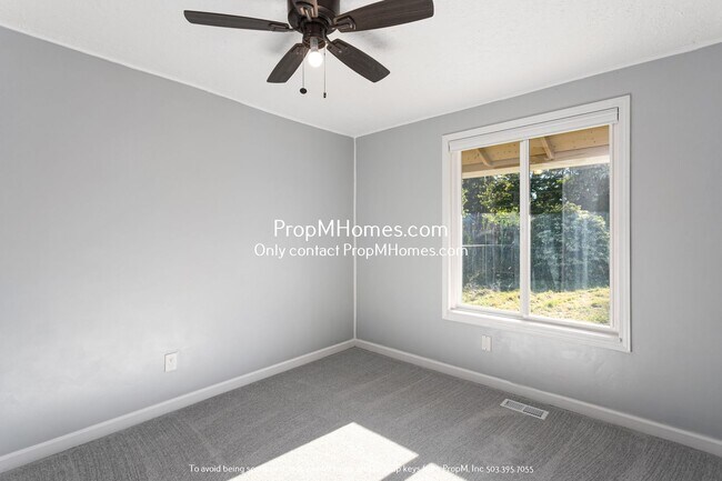 Building Photo - Charming Oregon City Home on 1/2 Acre - Fully Fenced Yard!