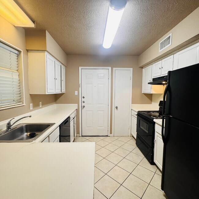 Building Photo - Welcome to your new 2 Bedroom Townhome located at Maison Helena Townhomes.