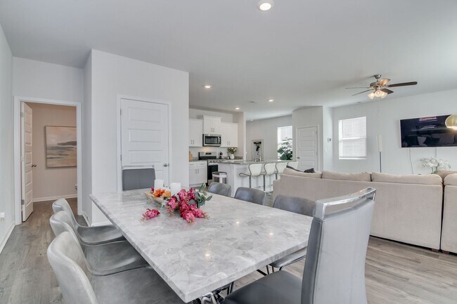 Building Photo - 4 Bedroom 3 Bathroom Two Story Home