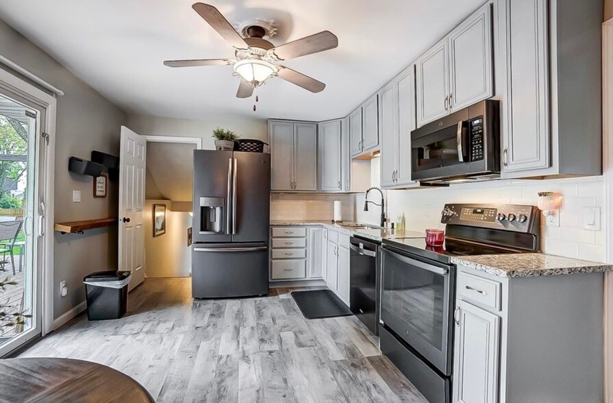 Kitchen - 410 Evergreen Dr