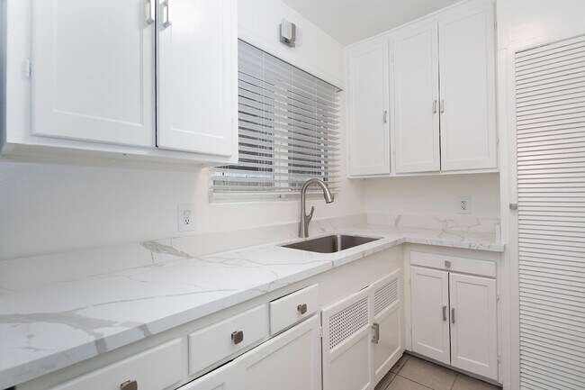 Building Photo - 2 WEEKS FREE!!! Charming One Bedroom In Po...