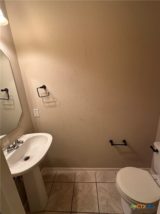 Building Photo - 6808 Rosita Oak Dr