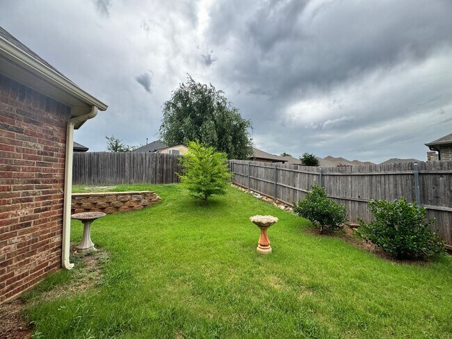 Building Photo - 3 Bed 2 Bath in Edmond!