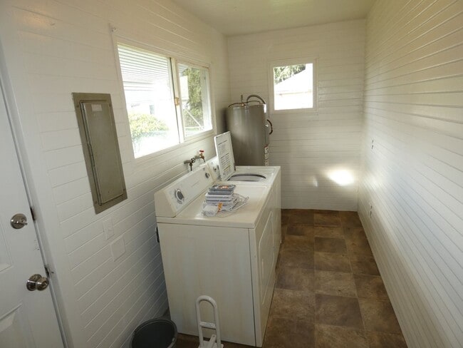 Building Photo - Centrally located 2 bedroom