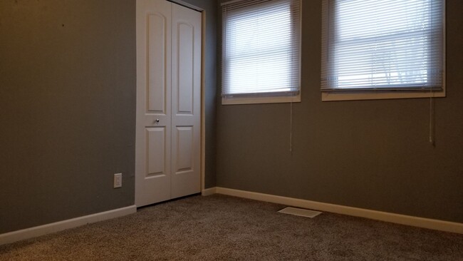 Building Photo - NE 3 bedroom updated with appliances and g...