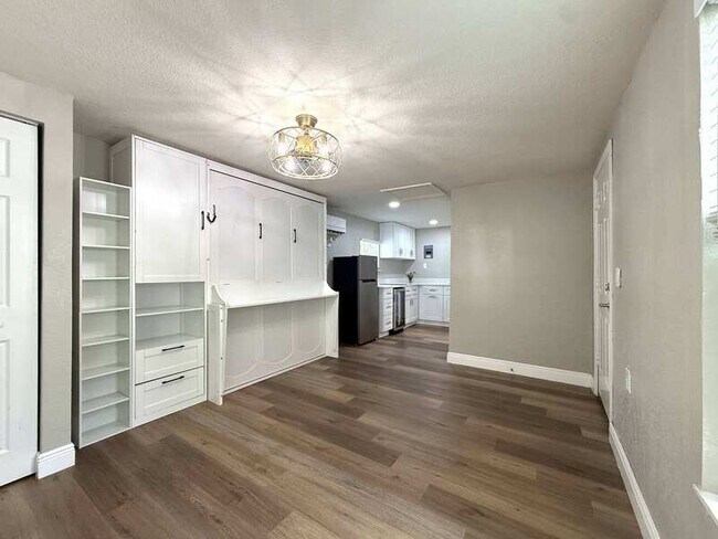 Building Photo - 1704 E Elm Rd
