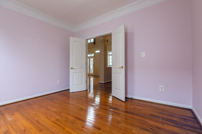 Building Photo - Spacious, Light-Filled Home in the Desirable Broadlands