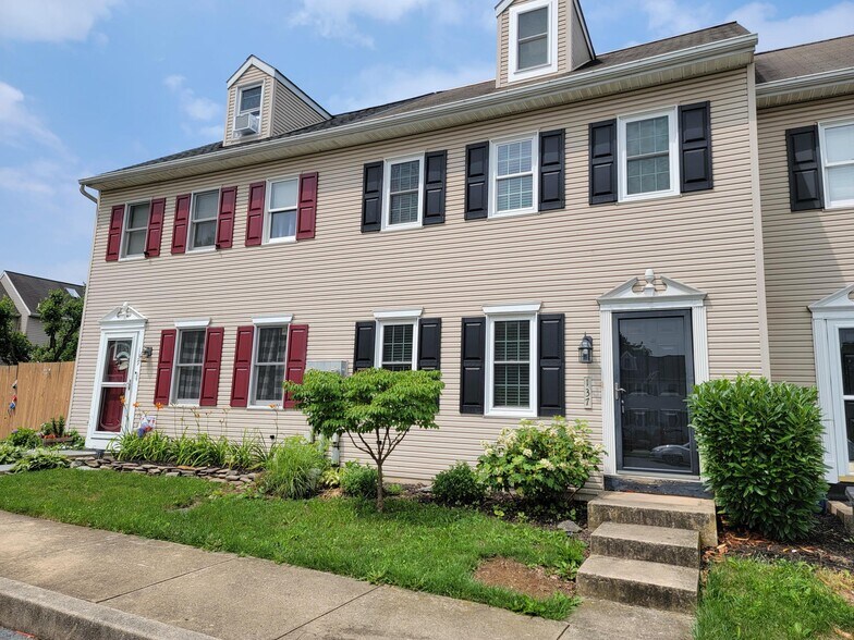Building Photo - 137 Village Ct