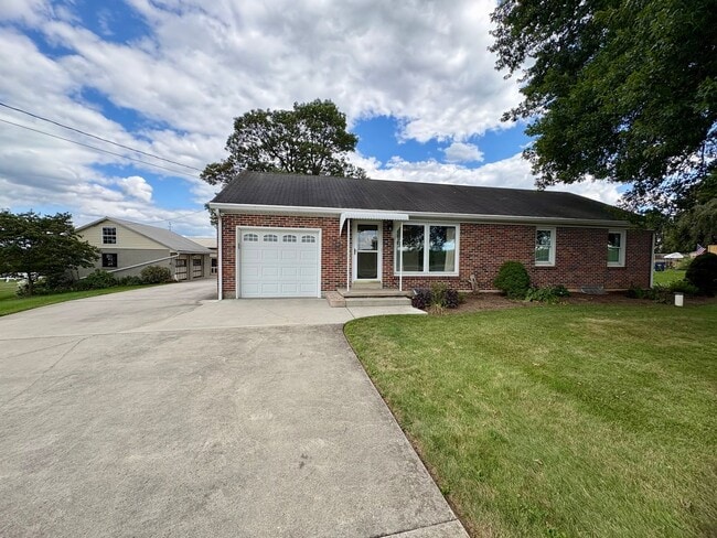 Building Photo - 3 Bedroom 2 Bathroom in Annville w/Huge Ga...