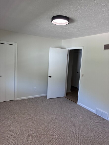 Building Photo - 4524 Camelot Cir