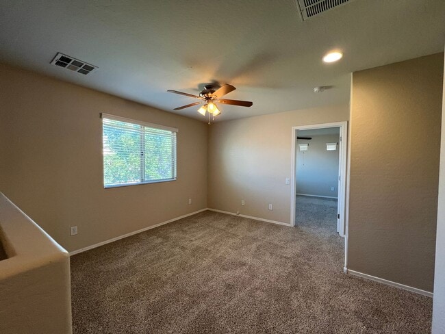 Building Photo - Ray & Signal Butte 4 Bedroom + loft/den