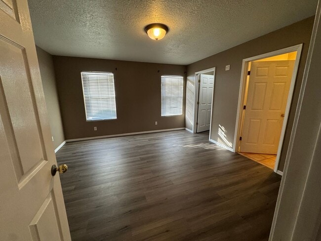 Building Photo - Prime Location University Townhome!