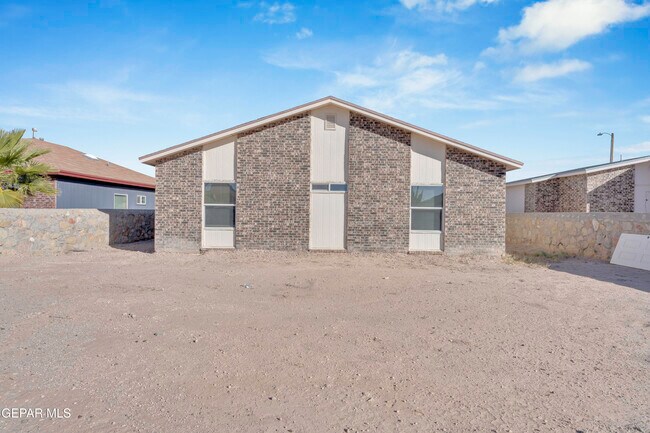 Building Photo - 621 Maravillas St