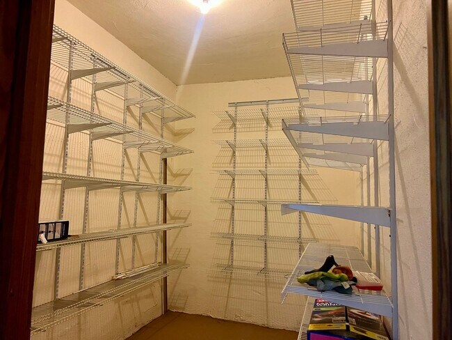 Building Photo - One Level Home! 3or 4 bedroom 1 bath with extra-large den, garage and extra storage on almost an ...