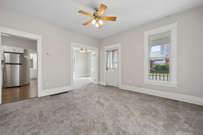 Building Photo - 3 Bed, 1 Bath Home with Fenced Backyard | Fresh Updates Throughout | Newark, OH