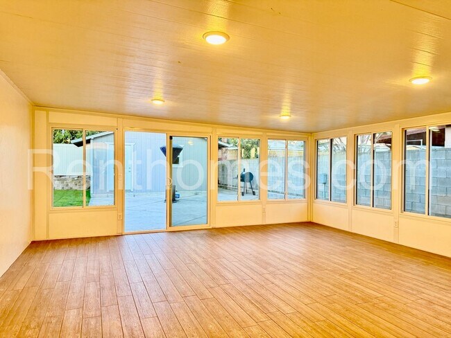 Building Photo - 5034 Baxter St