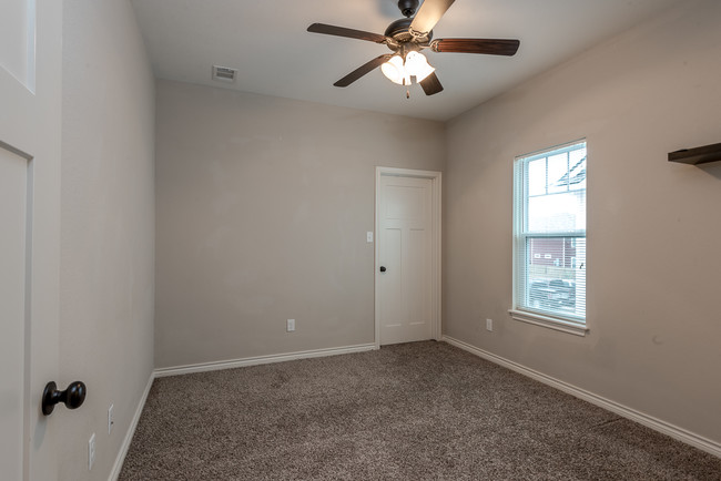 Building Photo - 1101 Oney Hervey Dr